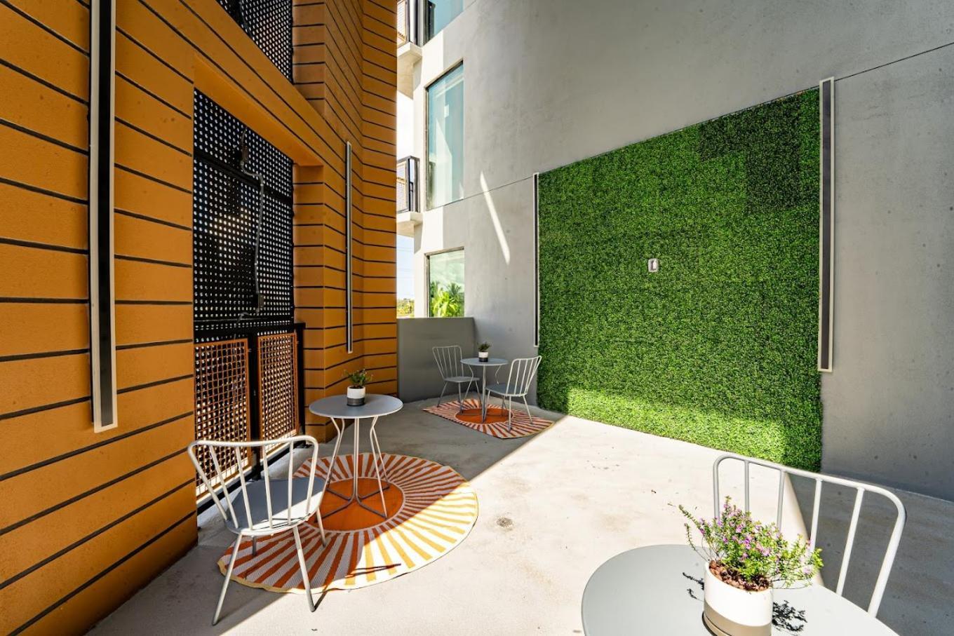 Sejur At Koosh Living Davie Exterior foto