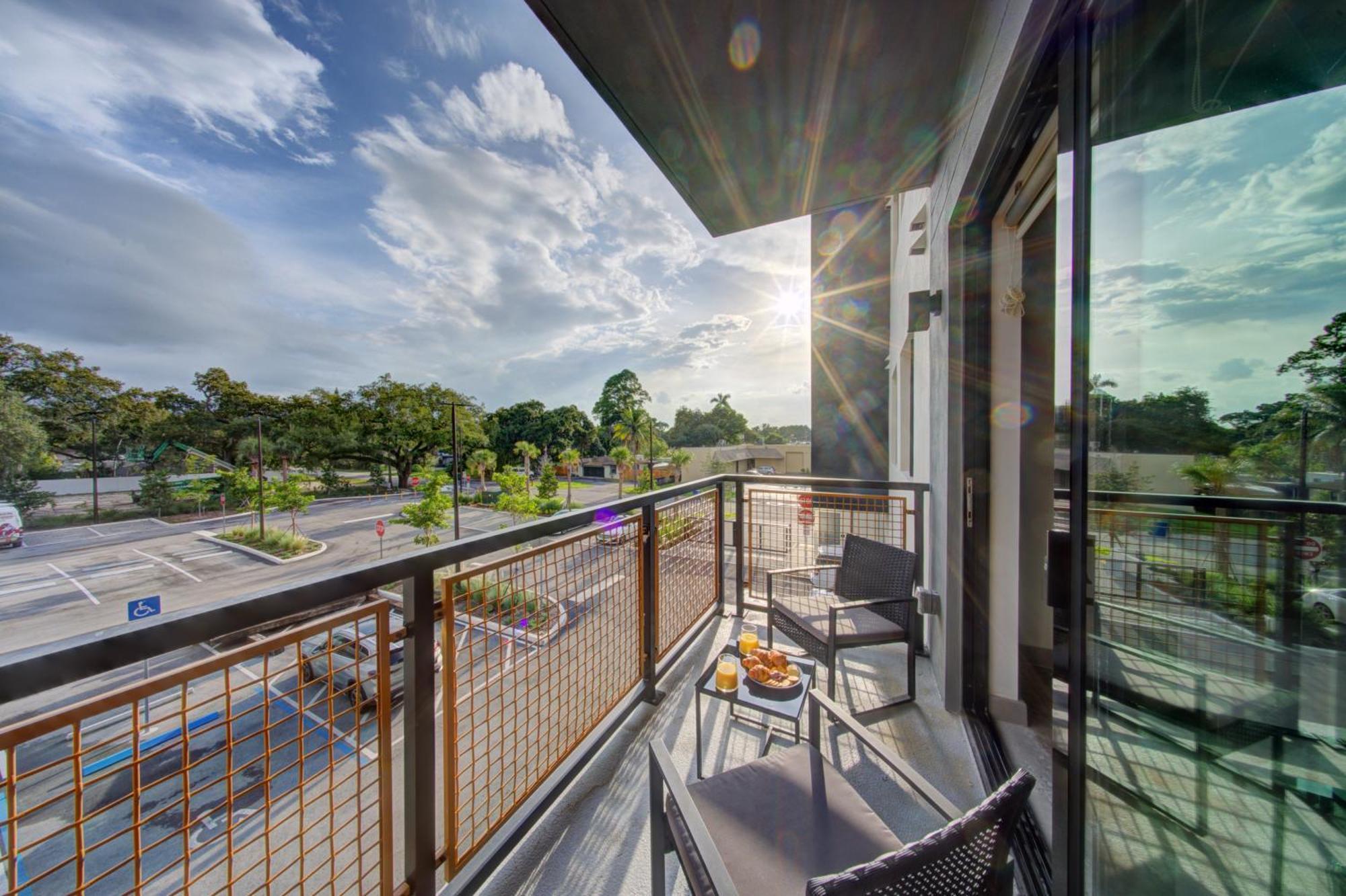 Sejur At Koosh Living Davie Exterior foto